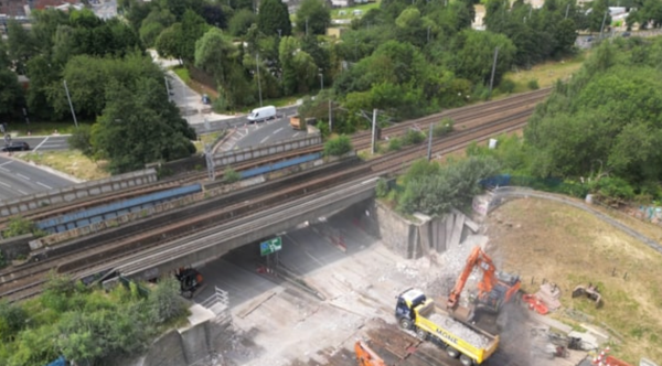 Footbridge installation, road users need to plan ahead